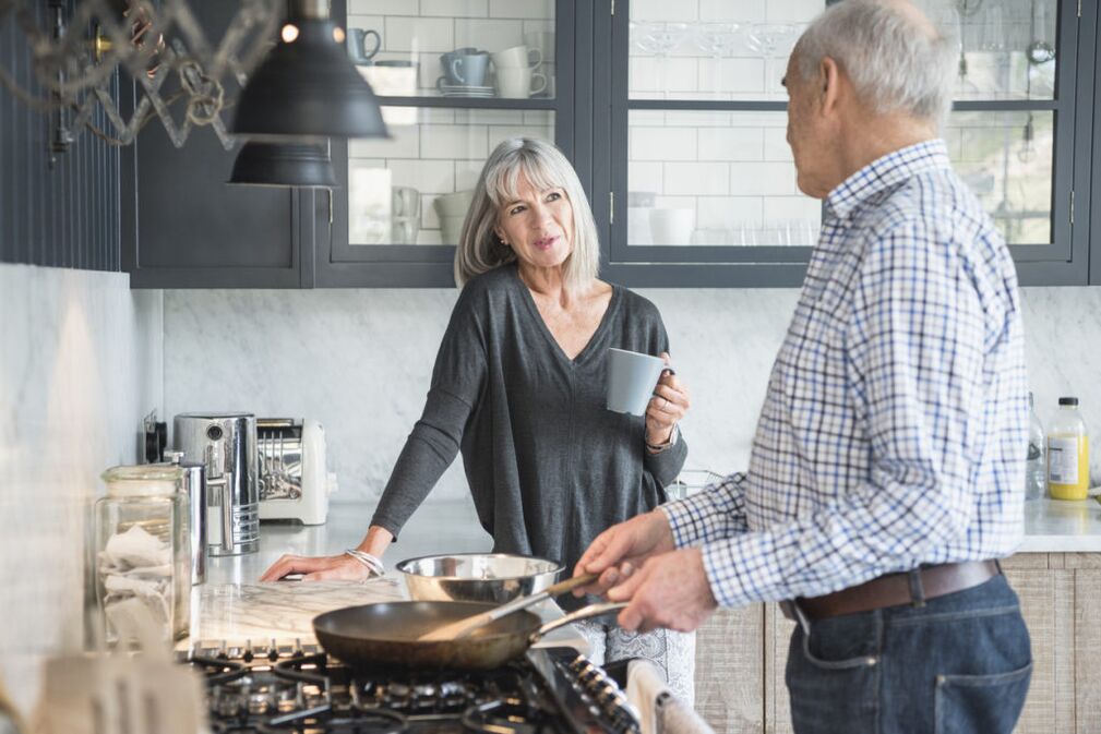 femme et homme préparant de la nourriture pour la prostatite
