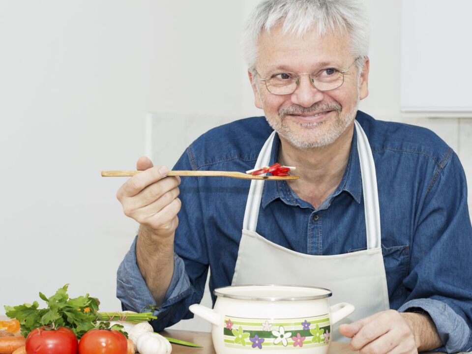 un homme cuisine des légumes avec une prostatite