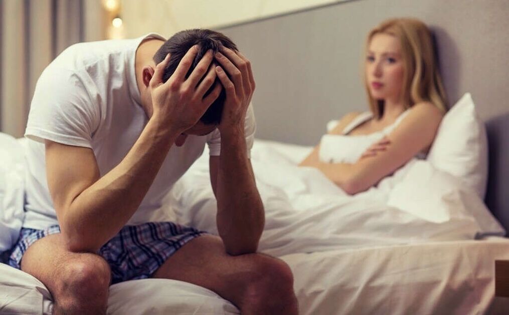 un homme avec une faible puissance à cause d'une prostatite