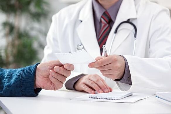 le médecin donne des conseils sur le traitement de la prostatite